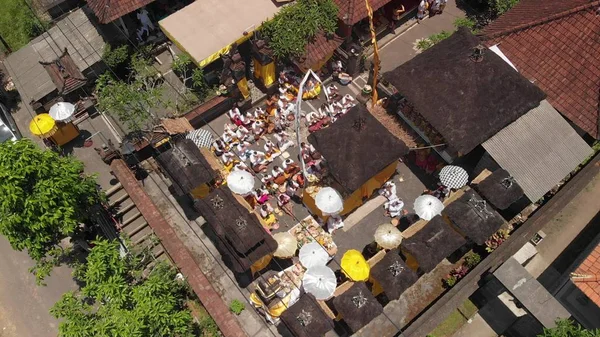 Widok z lotu ptaka z rodziny balinese ceremonia w małej wsi w pobliżu obszaru Ubud. Hinduskiej ceremonii tradycyjnego. — Zdjęcie stockowe