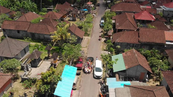 Bali, Indonezja - 9 października 2018: Widok z lotu ptaka balinese ceremonia w małej wsi w pobliżu obszaru Ubud. Hinduskiej ceremonii tradycyjnego. Ludzie na uroczystości. — Zdjęcie stockowe