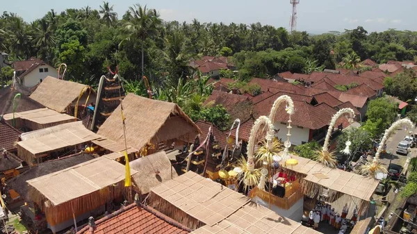 4k εναέρια φέρουν βίντεο του Μπαλί σπίτια κατά τη διάρκεια του μεγάλη γιορτή. Μπαλί τελετή στο χωριό, Ubud. Στέγες των σπιτιών του Μπαλί. — Φωτογραφία Αρχείου