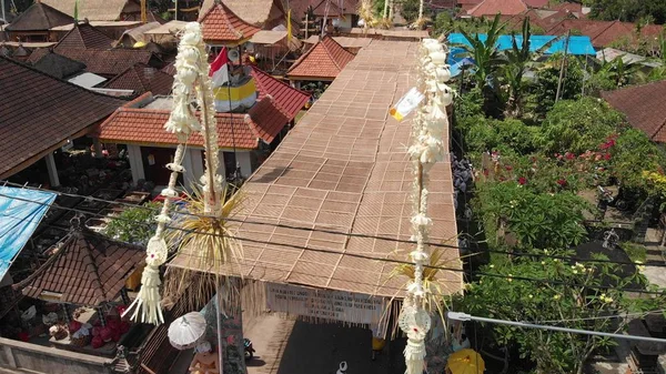 Photo aérienne de maisons balinaises pendant la grande célébration. Cérémonie de Bali au village, Ubud. Toits de maisons balinaises . — Photo