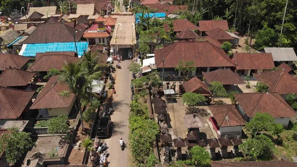 Foto aérea de casas balinesas durante a grande celebração. Cerimônia de Bali na aldeia, Ubud. Telhados de casas balinesas . — Fotografia de Stock