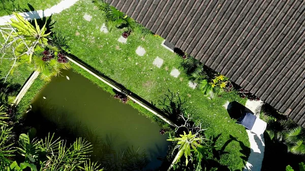 BALI, INDONESIA - 10 DE SEPTIEMBRE DE 2018: Vídeo de un dron aéreo de 4K de una villa de lujo con hermosas vistas en una terraza de arroz . — Foto de Stock