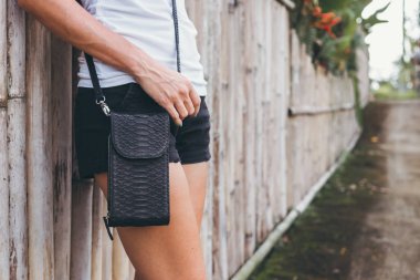 Genç kadın elle şık lüks yılan derisi python çanta açık havada. Bali Adası.