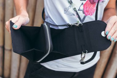 Genç kadın elle şık lüks yılan derisi python çanta açık havada. Bali Adası.