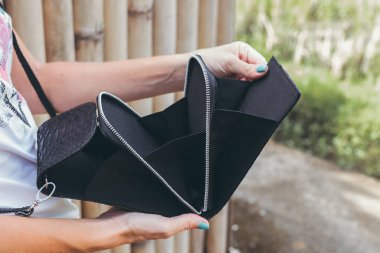 Genç kadın elle şık lüks yılan derisi python çanta açık havada. Bali Adası.