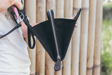 Genç kadın elle şık lüks yılan derisi python çanta açık havada. Bali Adası.