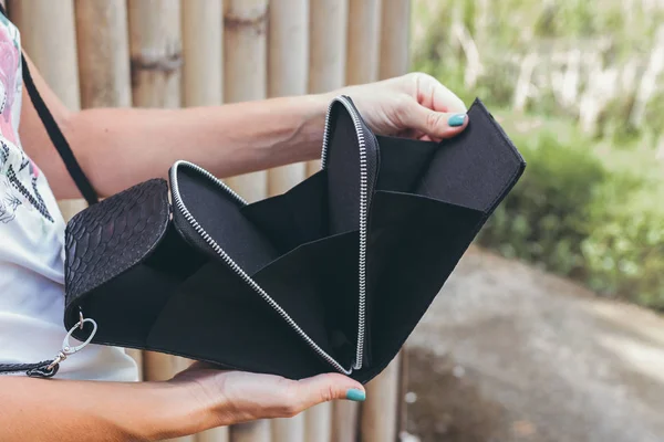 Genç kadın elle şık lüks yılan derisi python çanta açık havada. Bali Adası.