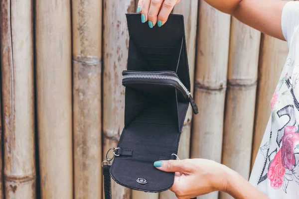 Genç kadın elle şık lüks yılan derisi python çanta açık havada. Bali Adası.