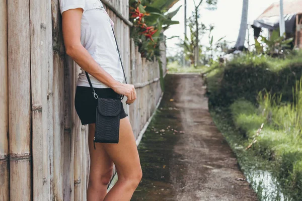 Genç kadın elle şık lüks yılan derisi python çanta açık havada. Bali Adası.