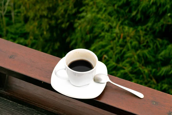 Fehér csésze forró kávét a természet háttér. Bali szigetén. Batur vulkán. — Stock Fotó