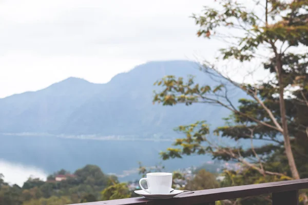 Fehér csésze forró kávét a természet háttér. Bali szigetén. Batur vulkán. — Stock Fotó
