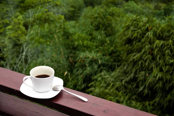 Bílý šálek horké kávy na pozadí přírody. Ostrov Bali. Sopka Batur. — Stock fotografie