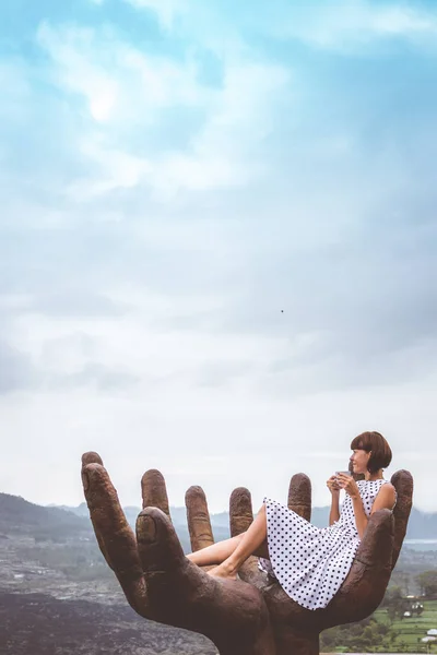 Kadın gezgin bir dağ zemin üzerine sıcak kahve ile. Volkan Batur, Bali Adası. Endonezya.