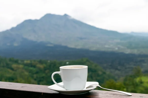 Bílý šálek horké kávy na pozadí přírody. Ostrov Bali. Sopka Batur. — Stock fotografie