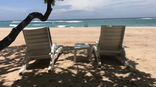 Liegestühle am tropischen Strand von Bali Island, Indonesien. — Stockvideo