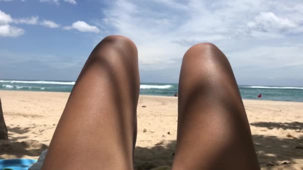 Jeune femme jambes à la plage tropicale de Bali île, Indonésie . — Video