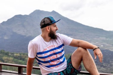 Bali, Endonezya - 3 Ocak 2019: Adam bir volkan Batur arka plan üzerinde.