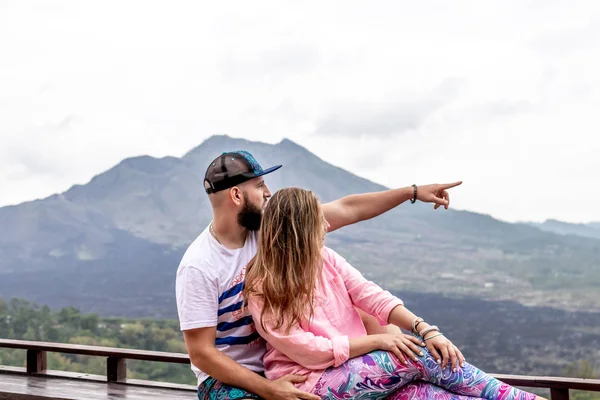 BALI, INDONESIA - 3 GENNAIO 2019: Giovane coppia in luna di miele su un vulcano Batur . — Foto Stock