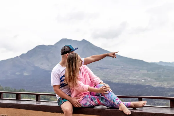 火山バトゥール背景上のバリ, インドネシア - 2019 年 1 月 3 日: 若い新婚旅行カップル. — ストック写真