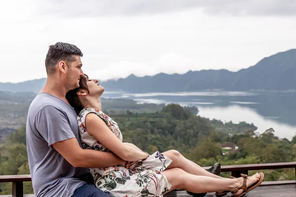 Bali, Indonezja - 3 stycznia 2019: Para młoda miesiąc miodowy na wulkan Batur tło. — Zdjęcie stockowe