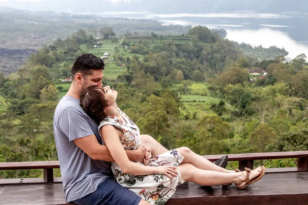 Bali, Indonesien - 3 januari 2019: Unga smekmånad par på en vulkan Batur bakgrund. — Stockfoto