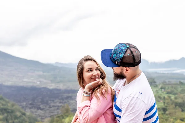 BALI, INDONÉSIA - JANEIRO 3, 2019: Casal de lua de mel jovem em um vulcão Batur fundo . — Fotografia de Stock