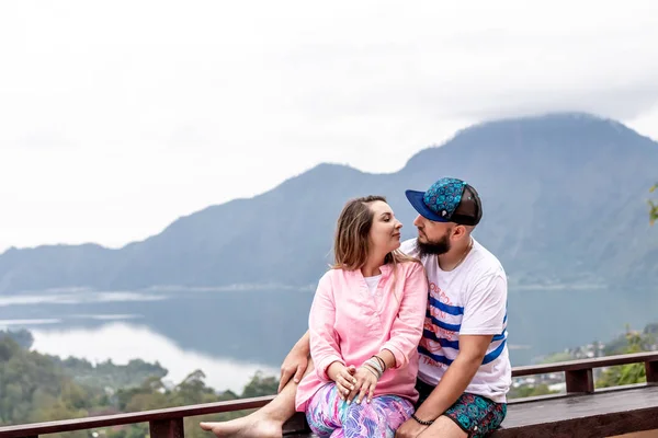 BALI, INDONESIA - 3 GENNAIO 2019: Giovane coppia in luna di miele su un vulcano Batur . — Foto Stock