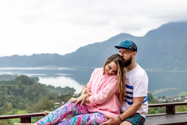 火山バトゥール背景上のバリ, インドネシア - 2019 年 1 月 3 日: 若い新婚旅行カップル. — ストック写真