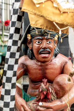 Bali, Endonezya - 3 Ocak 2019: Pirinç alan işçi, tropikal Adası Bali, Endonezya, Bali Anıtı.