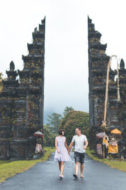 Genç balayı iki büyük balinese kapı arka plan üzerinde. Bali Adası, Endonezya.