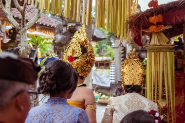 Bali, Endonezya - 2 Ocak 2019: Geleneksel Bali düğün töreninde insanlar.