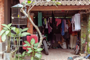 Bali, Endonezya - 2 Ocak 2019: Çamaşırhane geleneksel balinese evinde.