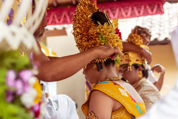 Bali, Indonesië - 2 januari 2019: Mensen op een traditionele balinese huwelijksceremonie. — Stockfoto