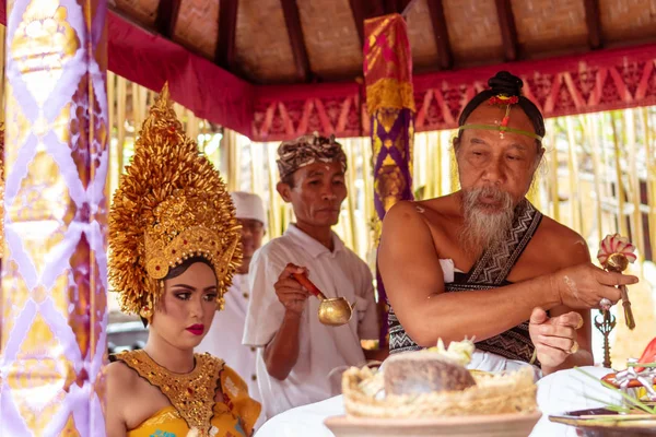 BALI, INDONESIA - 2 DE ENERO DE 2019: La gente en una ceremonia tradicional de boda balinesa . — Foto de Stock