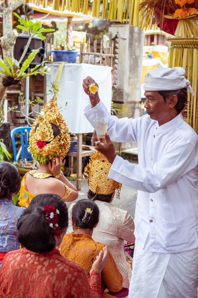 Bali, Indonesië - 2 januari 2019: Mensen op een traditionele balinese huwelijksceremonie. — Stockfoto