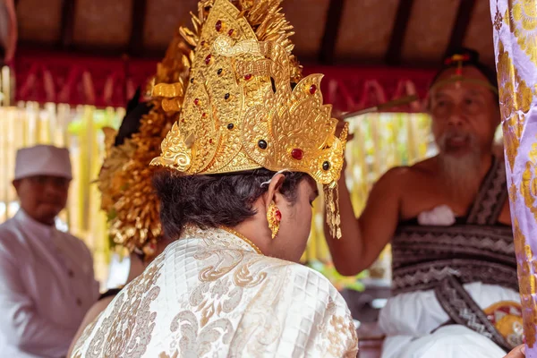 Bali, Indonesië - 2 januari 2019: Mensen op een traditionele balinese huwelijksceremonie. — Stockfoto