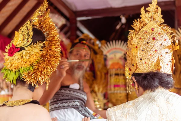 Bali, Indonesië - 2 januari 2019: Mensen op een traditionele balinese huwelijksceremonie. — Stockfoto