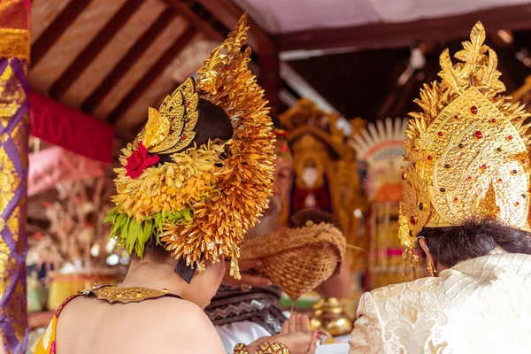 Μπαλί, Ινδονησία - 2 Ιανουαρίου 2019,: Άνθρωποι σε ένα παραδοσιακό μπαλινέζικο γαμήλια τελετή. — Φωτογραφία Αρχείου
