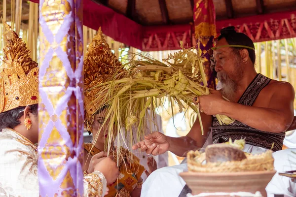 BALI, INDONÉSIA - JANEIRO 2, 2019: Pessoas em uma cerimônia de casamento tradicional balinesa . — Fotografia de Stock