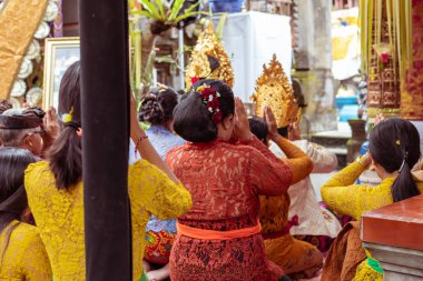 Bali, Endonezya - 2 Ocak 2019: Geleneksel Bali düğün töreninde insanlar.