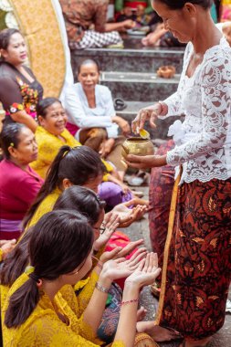Bali, Endonezya - 2 Ocak 2019: Geleneksel Bali düğün töreninde insanlar.
