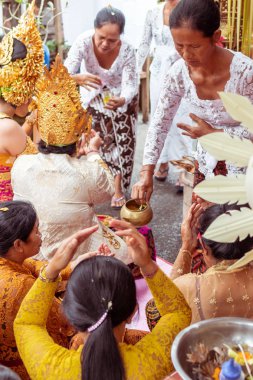 Bali, Endonezya - 2 Ocak 2019: Geleneksel Bali düğün töreninde insanlar.