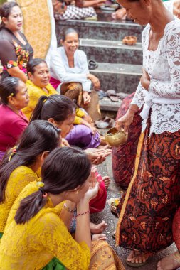 Bali, Endonezya - 2 Ocak 2019: Geleneksel Bali düğün töreninde insanlar.