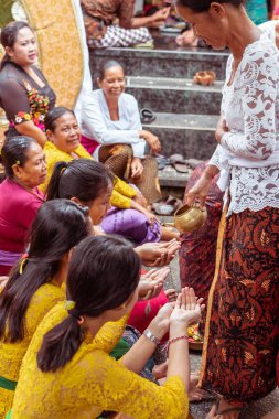 Bali, Endonezya - 2 Ocak 2019: Geleneksel Bali düğün töreninde insanlar.