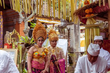 Bali, Endonezya - 2 Ocak 2019: Geleneksel Bali düğün töreninde insanlar.