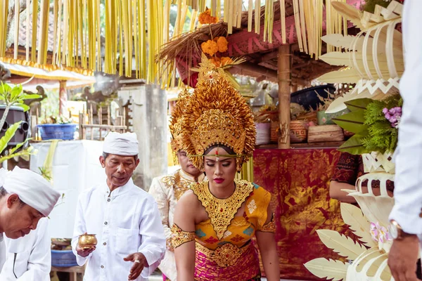 BALI, INDONESIA - JANUARY 2, 2019: People on a traditional balinese wedding ceremony. — Stock Photo, Image
