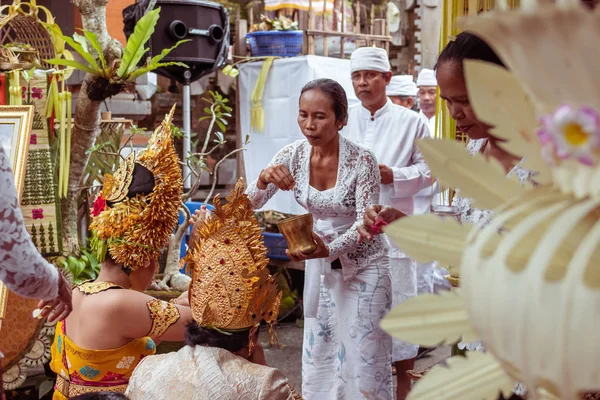 Bali, Indonesien - 2 januari 2019: Människor på en traditionell balinesiska bröllopsceremonin. — Stockfoto