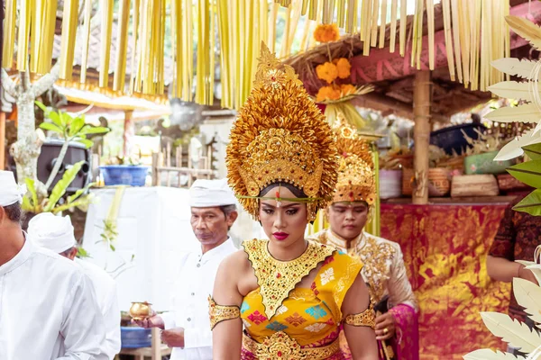 BALI, INDONESIA - 2 DE ENERO DE 2019: La gente en una ceremonia tradicional de boda balinesa . — Foto de Stock