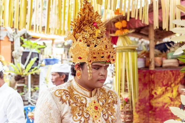 BALI, INDONESIA - 2 DE ENERO DE 2019: La gente en una ceremonia tradicional de boda balinesa . —  Fotos de Stock