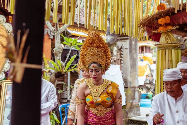 บาลี อินโดนีเซีย 2 มกราคม 2019: ผู้คนในพิธีแต่งงานแบบบาหลีแบบดั้งเดิม . — ภาพถ่ายสต็อก